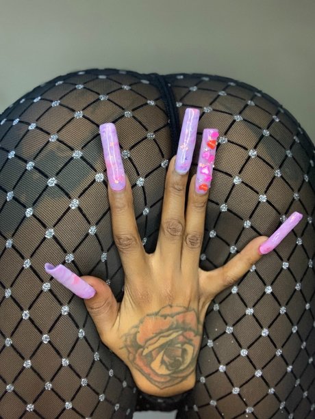 Naakte gelekte OnlyFans-foto van Miss Ebony 