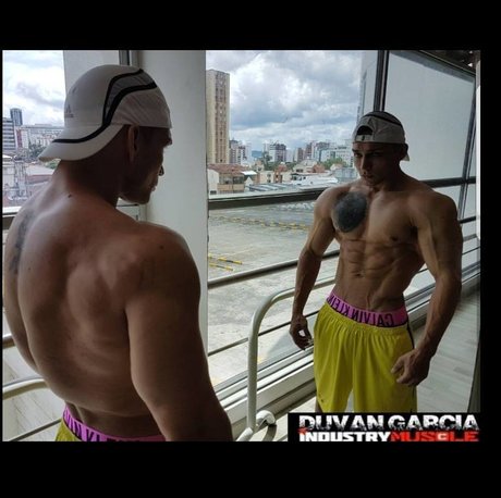 Naakte gelekte OnlyFans-foto van Duvan Garcia