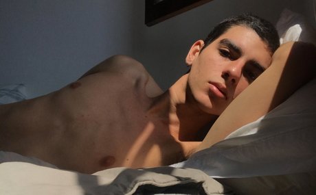 Naakte gelekte OnlyFans-foto van Tu Twink Andino 