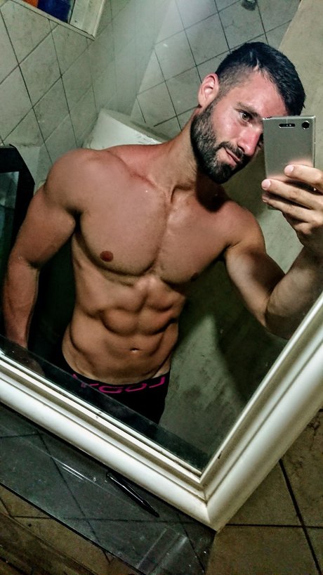Naakte gelekte OnlyFans-foto van Gerbovio