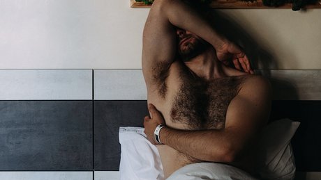 Naakte gelekte OnlyFans-foto van Ed Black