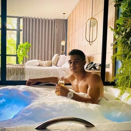 Naakte gelekte OnlyFans-foto van Duvan Vasquez