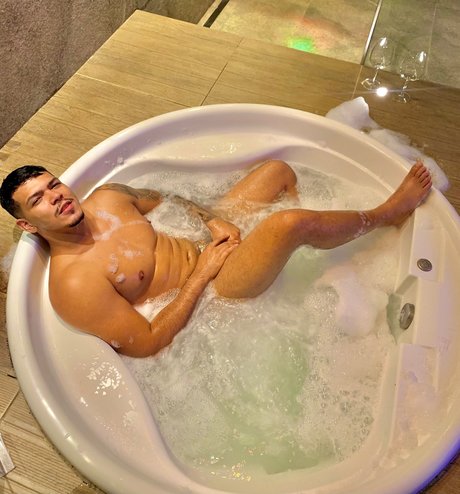 Naakte gelekte OnlyFans-foto van Felipe Loyal