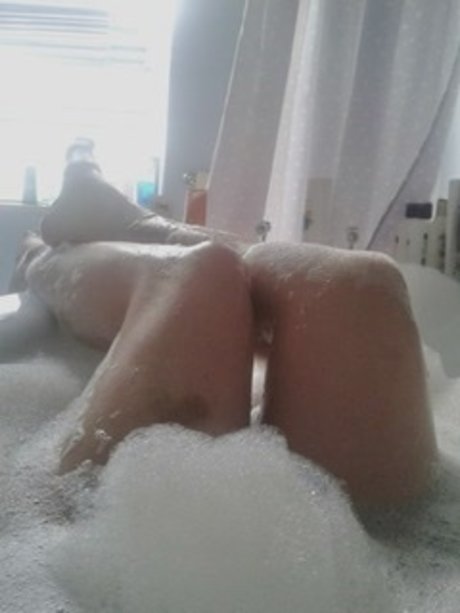 Naakte gelekte OnlyFans-foto van Esther Winter