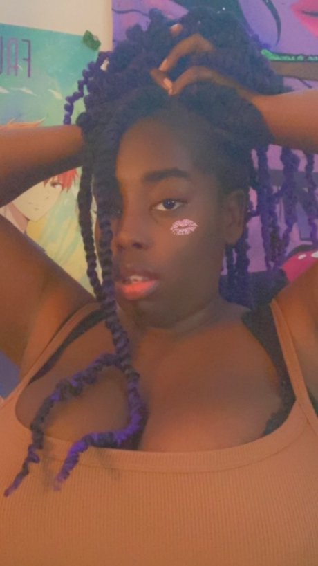 Naakte gelekte OnlyFans-foto van Teeonii
