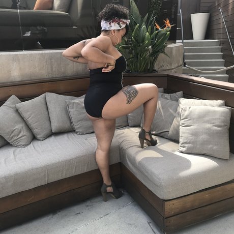 Naakte gelekte OnlyFans-foto van Rhodes Social Club
