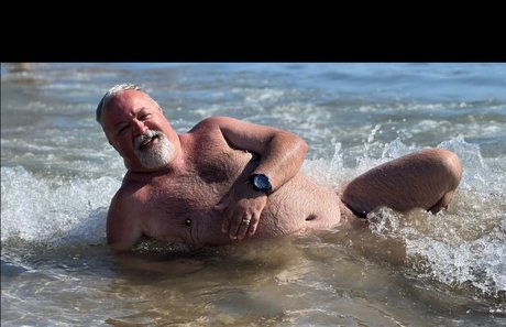 Naakte gelekte OnlyFans-foto van Fenbearuk