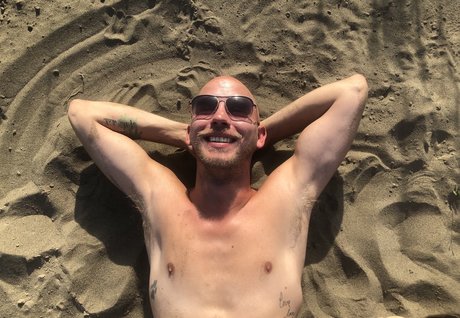 Naakte gelekte OnlyFans-foto van Goldafternoon