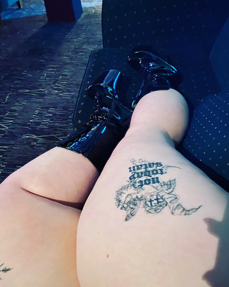 Naakte gelekte OnlyFans-foto van Mx Pixie Styx