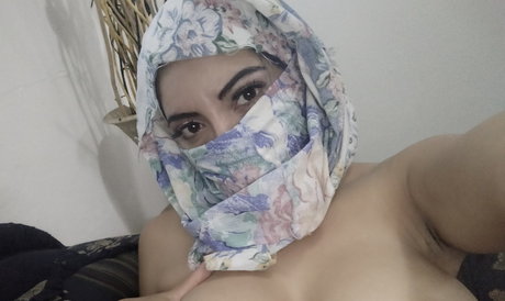 Naakte gelekte OnlyFans-foto van Real Naughty Muslim Wifey X