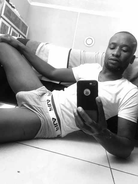 Naakte gelekte OnlyFans-foto van Cyprian Hopewell