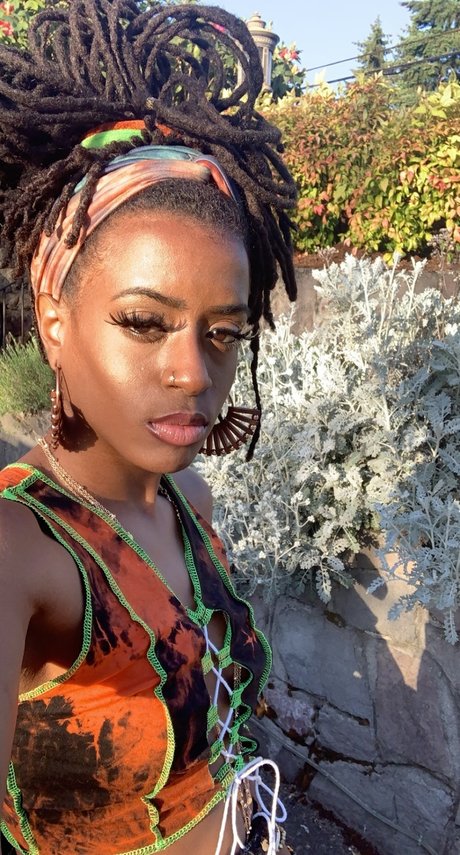 Naakte gelekte OnlyFans-foto van Goddess Raven Locs