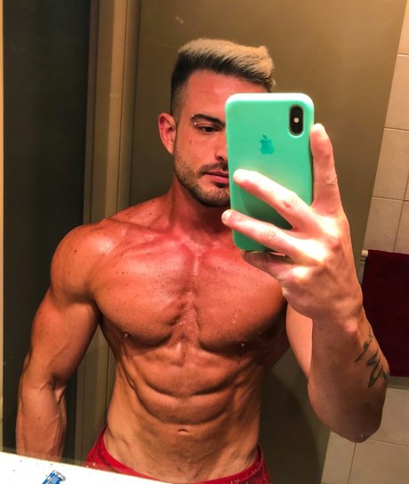 Naakte gelekte OnlyFans-foto van Naked Calisthenics