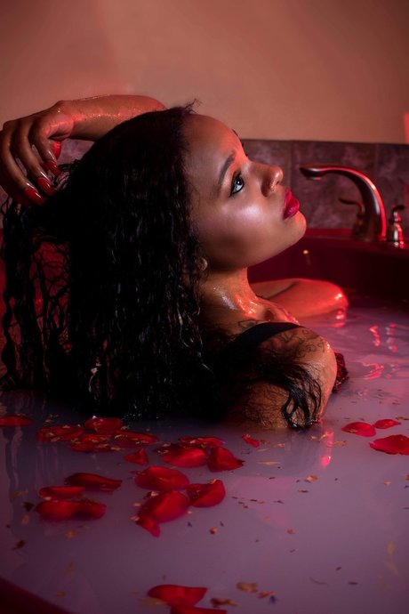 Naakte gelekte OnlyFans-foto van Najmahal