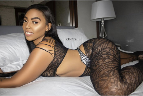 Naakte gelekte OnlyFans-foto van Naeneezy
