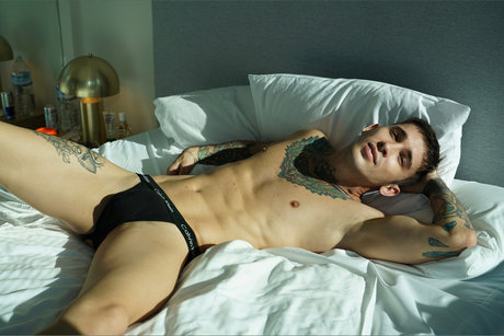 Naakte gelekte OnlyFans-foto van Dennis Nickolero Vip