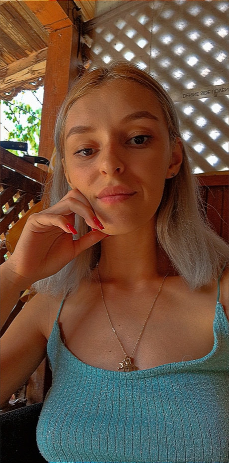 Naakte gelekte OnlyFans-foto van Denisa