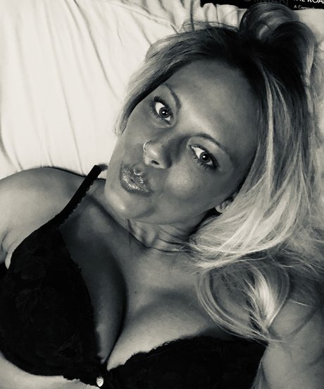 Naakte gelekte OnlyFans-foto van  Country Lovin Sports Mama 