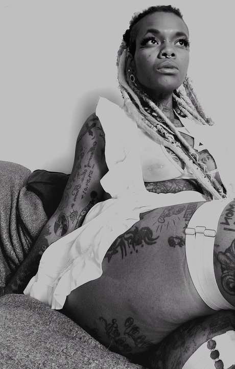 Naakte gelekte OnlyFans-foto van Dollziilaah Ad4x Blak Bunny