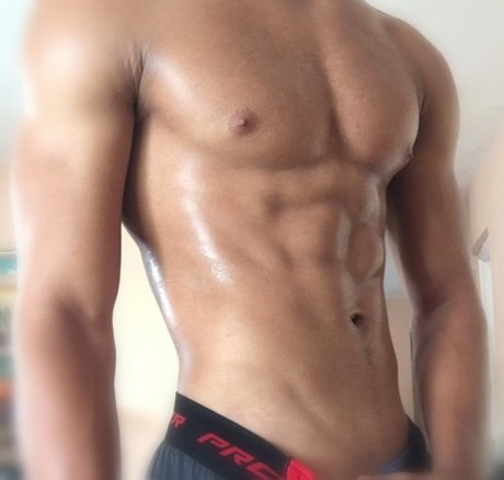 Naakte gelekte OnlyFans-foto van Dominicano Sancper