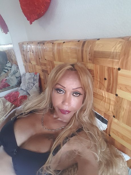 Naakte gelekte OnlyFans-foto van Desire2908