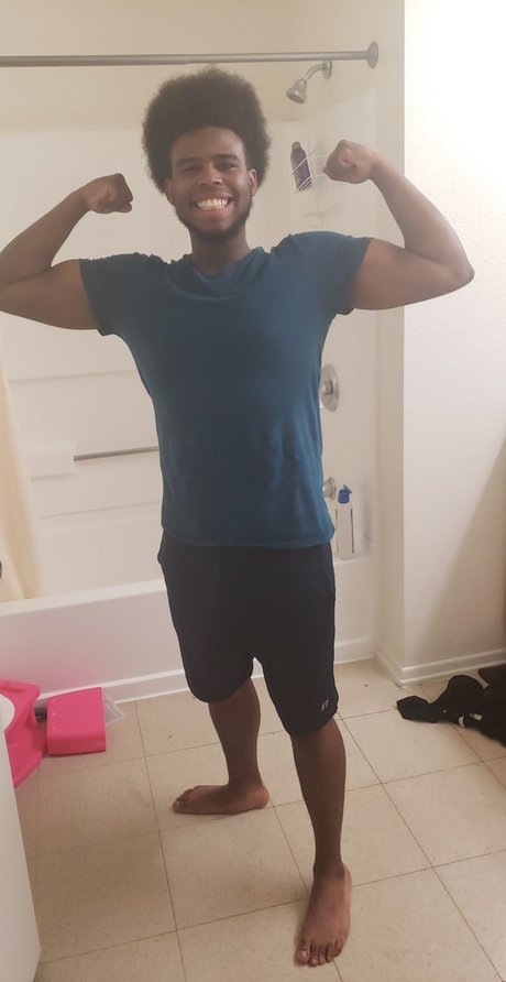 Naakte gelekte OnlyFans-foto van Dgc