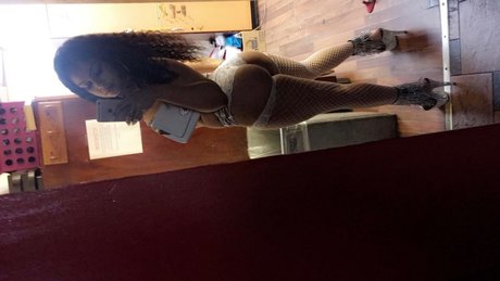 Naakte gelekte OnlyFans-foto van Destinee Love
