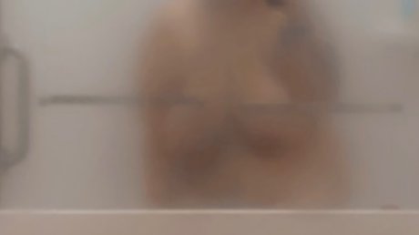 Naakte gelekte OnlyFans-foto van Lee