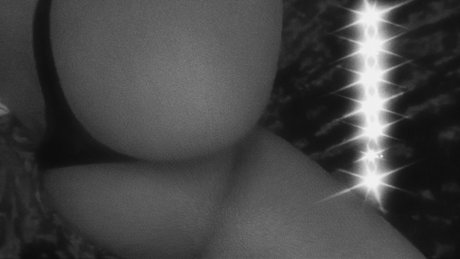 Naakte gelekte OnlyFans-foto van Your Favorite Chocolate Dream Girl