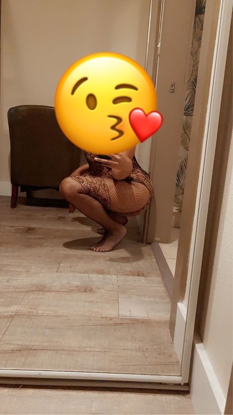 Naakte gelekte OnlyFans-foto van Mzkitty