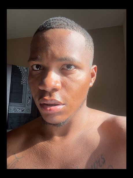Naakte gelekte OnlyFans-foto van Now Were Connected Thru Expression 