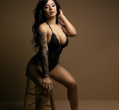 Naakte gelekte OnlyFans-foto van Des 
