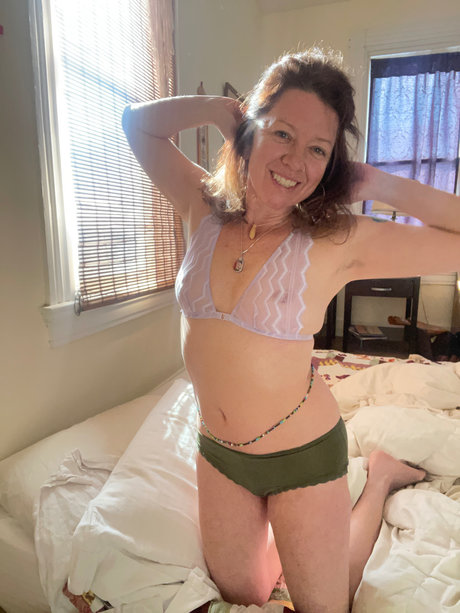 Naakte gelekte OnlyFans-foto van Naomi Blue
