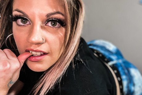 Naakte gelekte OnlyFans-foto van Desbians