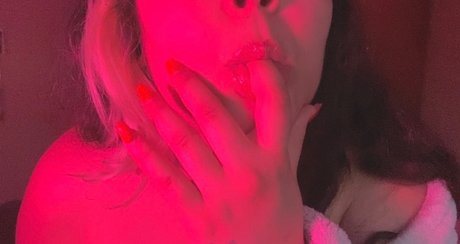 Naakte gelekte OnlyFans-foto van F A M A