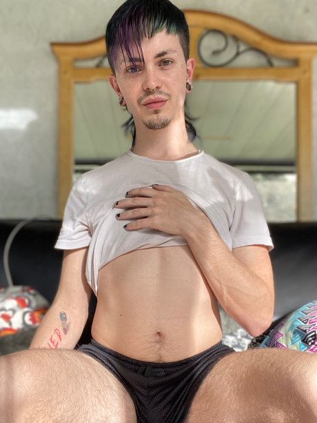 Naakte gelekte OnlyFans-foto van Demon Baby