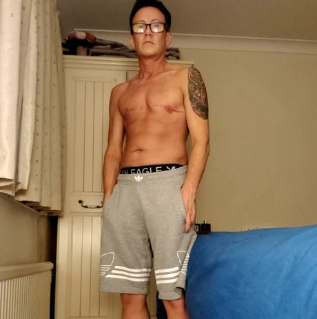 Naakte gelekte OnlyFans-foto van Bruce Hills