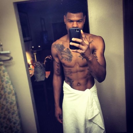 Naakte gelekte OnlyFans-foto van Chef Boy R De