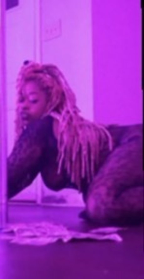 Naakte gelekte OnlyFans-foto van  Coco The Goldie 