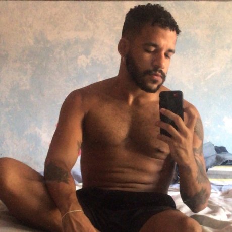 Naakte gelekte OnlyFans-foto van Dj Lucas Franz