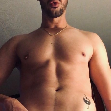 Naakte gelekte OnlyFans-foto van Nick Namrepus