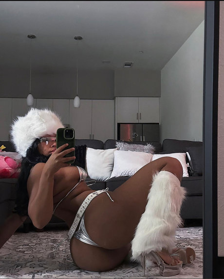 Naakte gelekte OnlyFans-foto van Natural Beauty