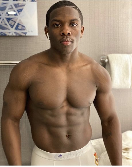 Naakte gelekte OnlyFans-foto van Chocolate Keem