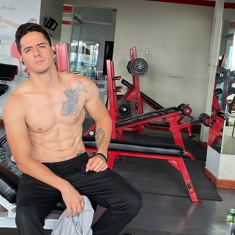 Naakte gelekte OnlyFans-foto van Carlos Blanco
