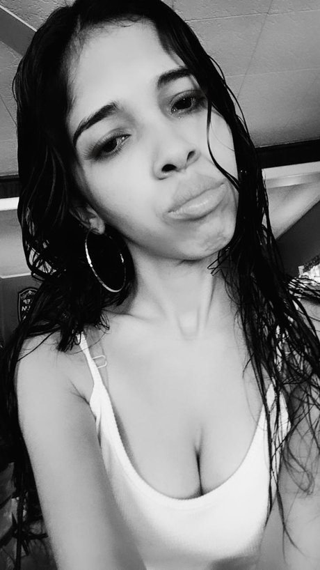 Naakte gelekte OnlyFans-foto van Carmen M Arroyo