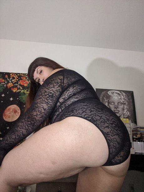 Naakte gelekte OnlyFans-foto van Curvycocosboutique