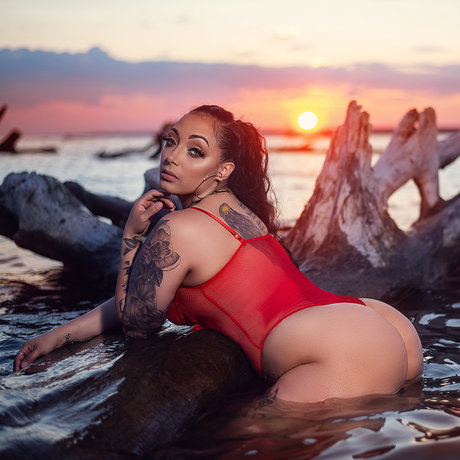 Naakte gelekte OnlyFans-foto van Kate   Curvy For Days