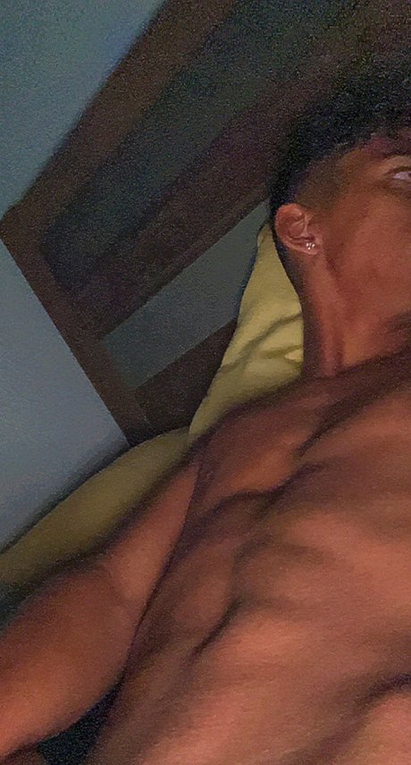 Naakte gelekte OnlyFans-foto van Youtuber Famosim