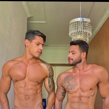 Naakte gelekte OnlyFans-foto van Couple Urban Xxl