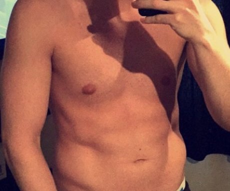 Naakte gelekte OnlyFans-foto van Court